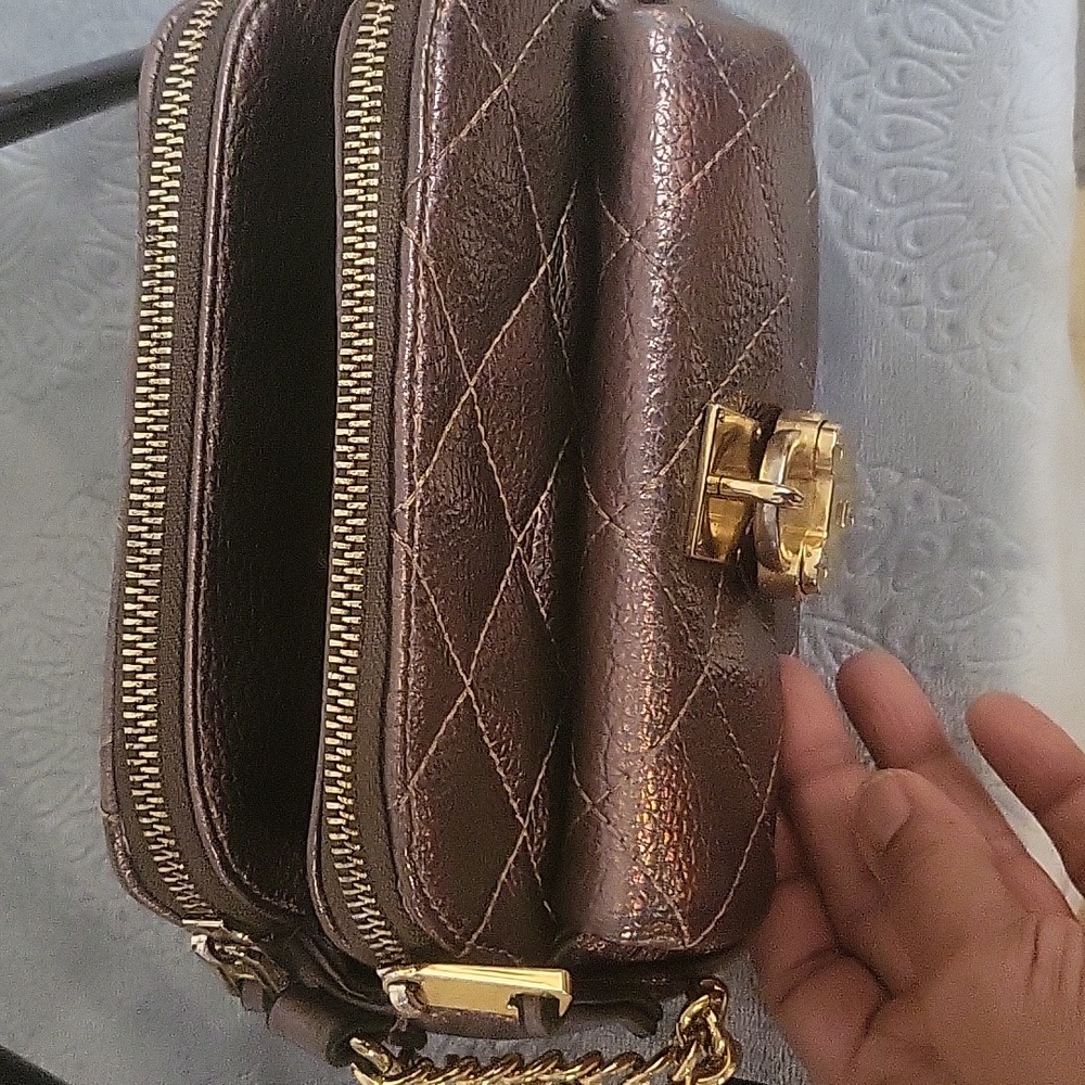 Juicy Couture iridescent pewter metalic sheen double quilted crossbody bag - Picture 2 of 11